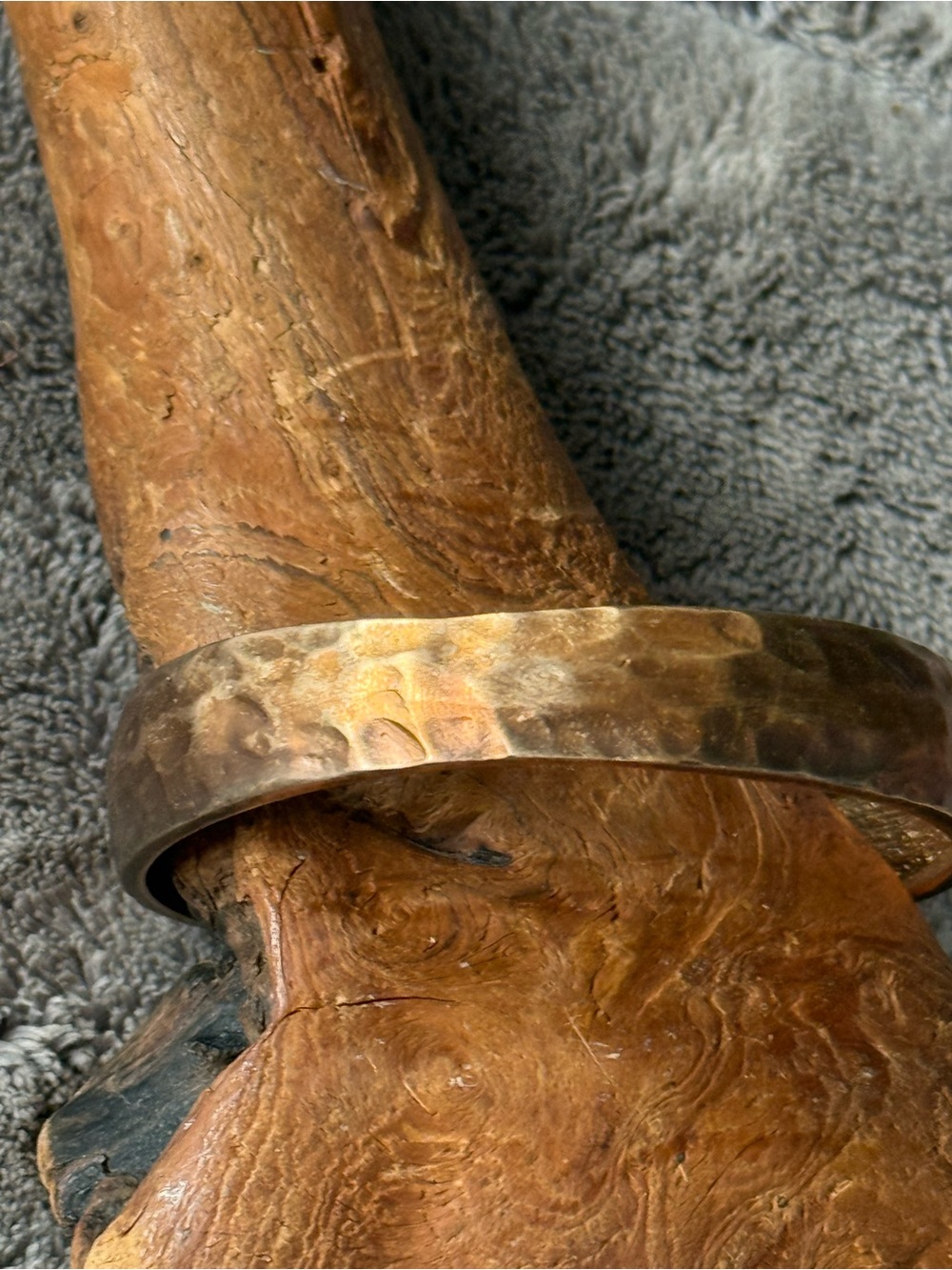 Vintage Kenneth Lane hammered copper tone bangle. Coppery goldish tone. - Picture 3 of 8